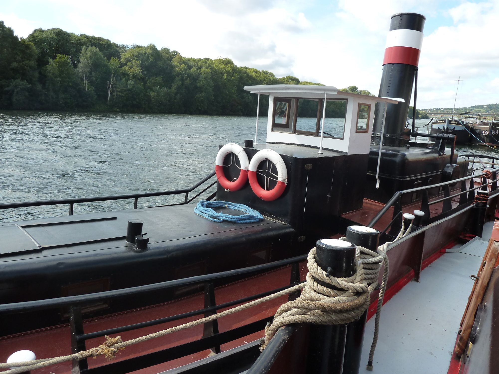 Le bateau-chapelle « Je sers » de Conflans-Sainte-Honorine, construit en béton armé en 1919, pour le transport du charbon, trouve un nouvel usage après son rachat en 1936 par l’Entraide sociale Batelière.