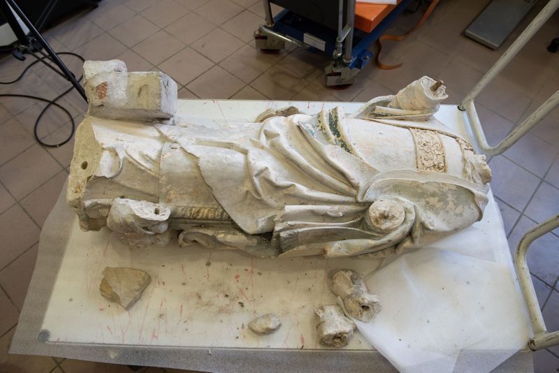 Les sculptures sont arrivées en morceaux à l'atelier (ici : statue de Saint Eloi) ©cd78, Jean-Bernard Barsamian