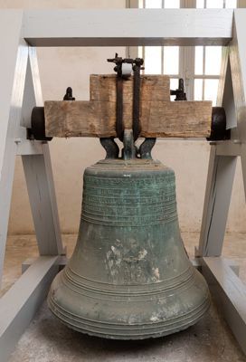 La cloche est aujourd'hui dans la sacristie ©cd78, Jean-Bernard Barsamian