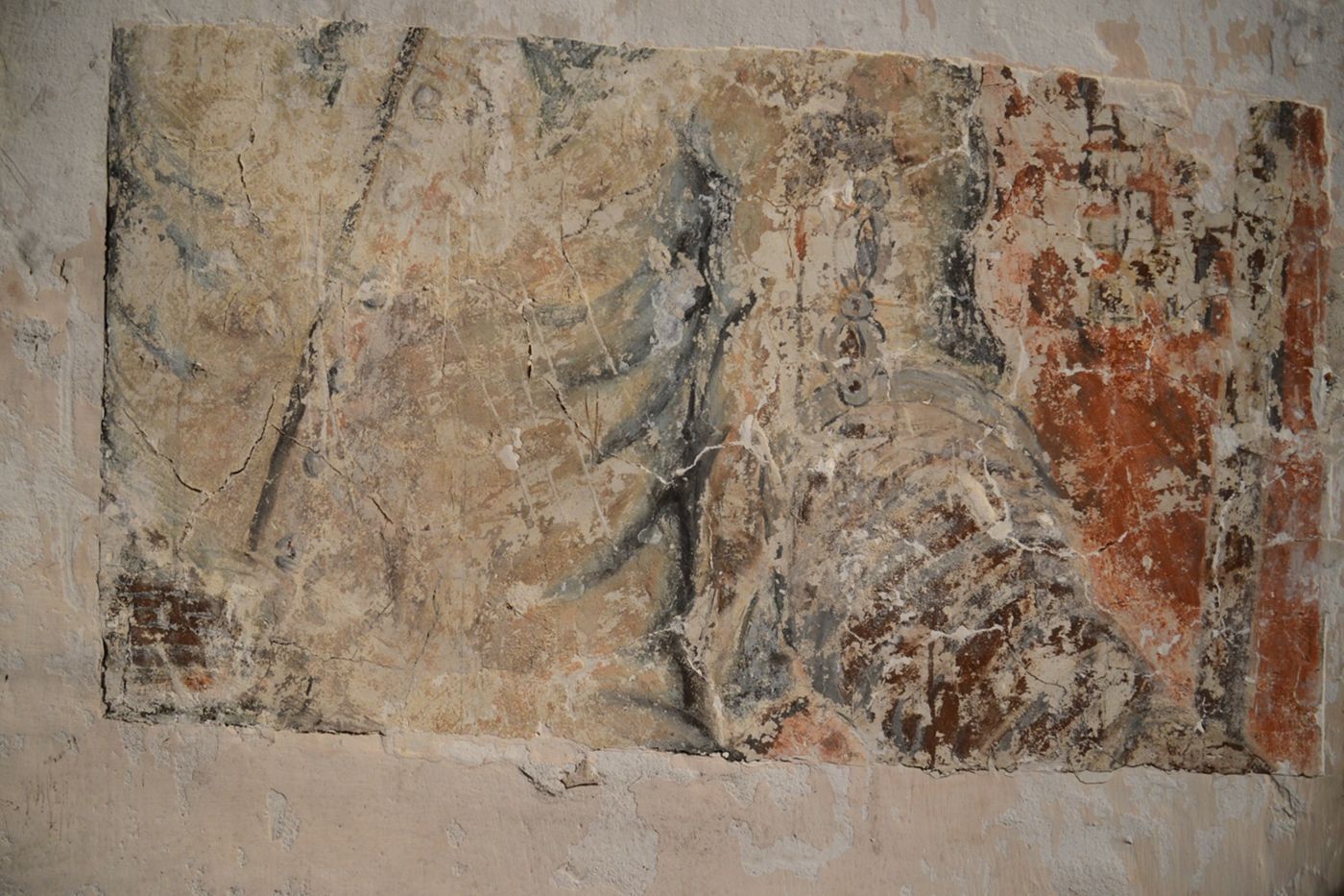 Fragment de buste et de manche d'un personnage ©Céline Maujaret-Guiné, 2021