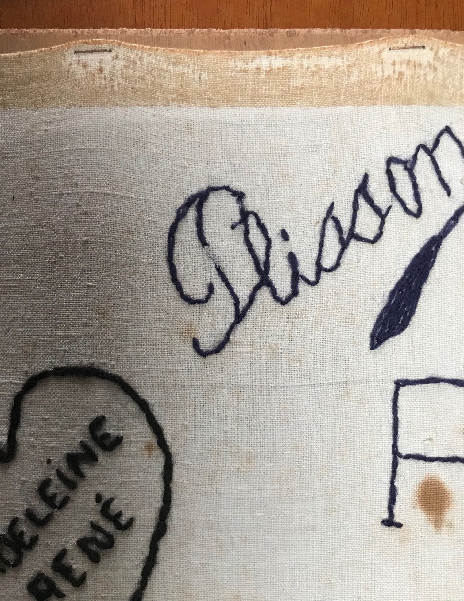 Broderie : détail de la signature. 